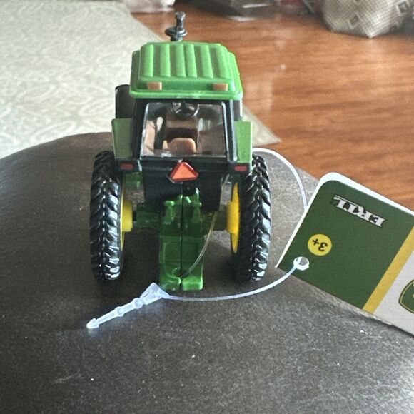 John Deere, Ertl, Farm Toy Tractor 46574 Agriculture Enclosed Window Cab 4WD - Picture 5 of 15